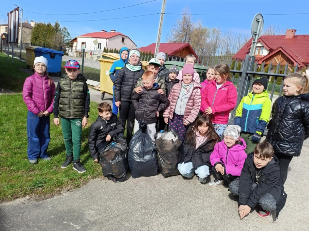 Uczniowie Szkoły Podstawowej w Siarach dołączyli do akcji "Posprzątaj z nami Małopolskę"